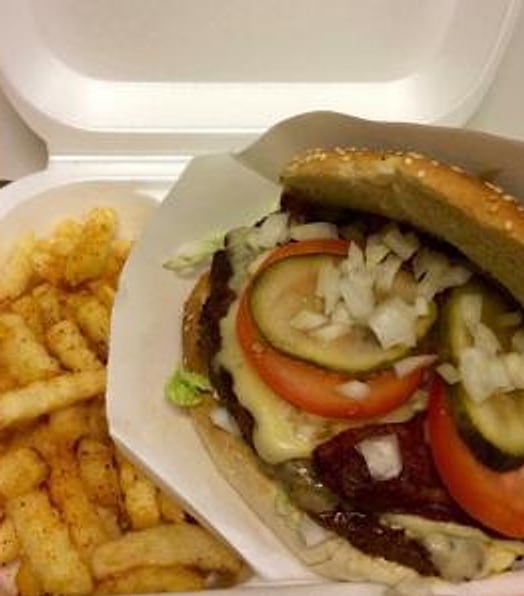 Burgar og chips i take away-boks