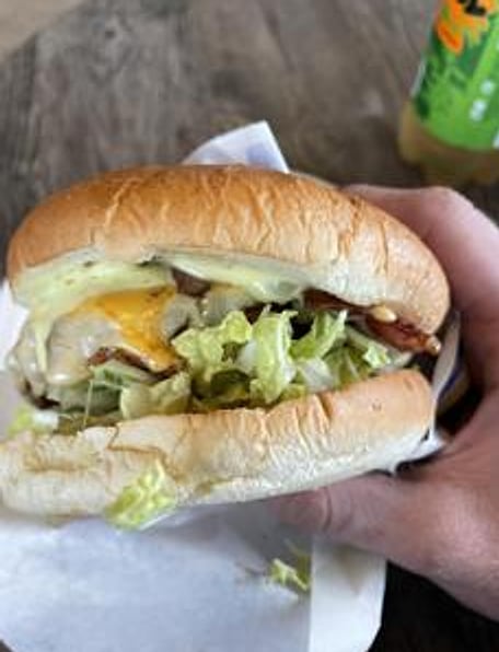 Burgar rett frå luka på Naustet Grill