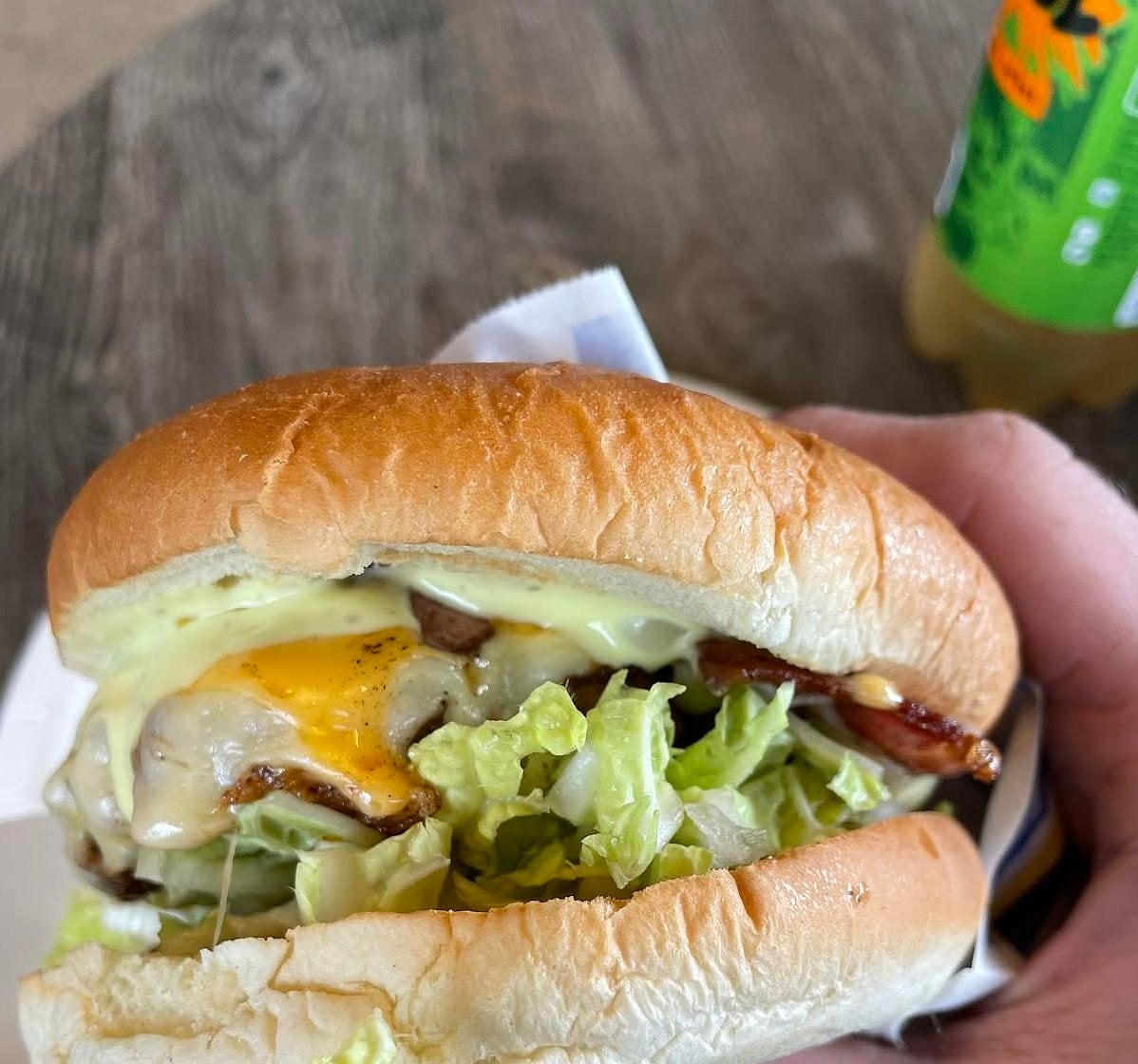 Baconburgar over disken på Naustet Grill