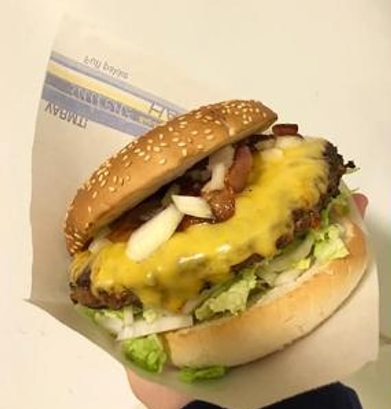 Cheeseburgar frå luka i Hamnegata