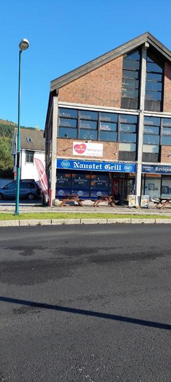 Naustet Grill i Hamnegata ein soldag