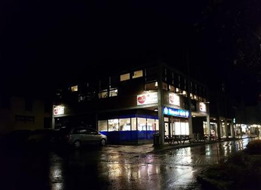 Naustet Grill opplyst om kvelden